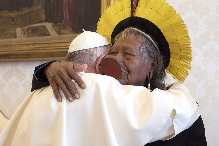 Paus Fransiskus menyambut sesepuh Sulu Kayapo dari pedalaman Hutan Amazon Brasil, Raoni Metuktire bersama sejumlah delegasi di Vatikan, Minggu, 26 Mei 2019 waktu setempat. Raoni pada kesempatan tersebut mengenakan aksesoris tradisional khas suku Amazon.