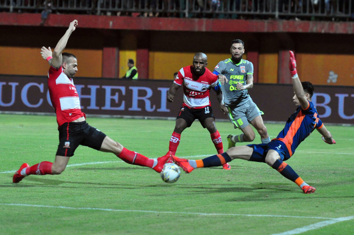Madura United berhasil menaklukkan Borneo FC 3-0 pada laga lanjutan kompetisi sepak bola Liga 1 Indonesia 2019 di Stadion Gelora Madura Ratu Pamelingan, Pamekasan, Jawa Timur, Selasa, 28 Mei 2019 malam. 