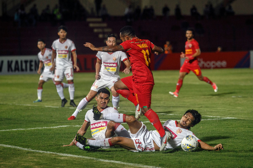 Di Stadion Sultan Agung, Bantul, Yogyakarta, tuan rumah Kalteng Putra dipermalukan Perseru Badak Lampung FC dengan skor tipis 1-0. Gol tunggal pada laga tersebut dicetak Abdulrahman Lestaluhu pada menit 45.