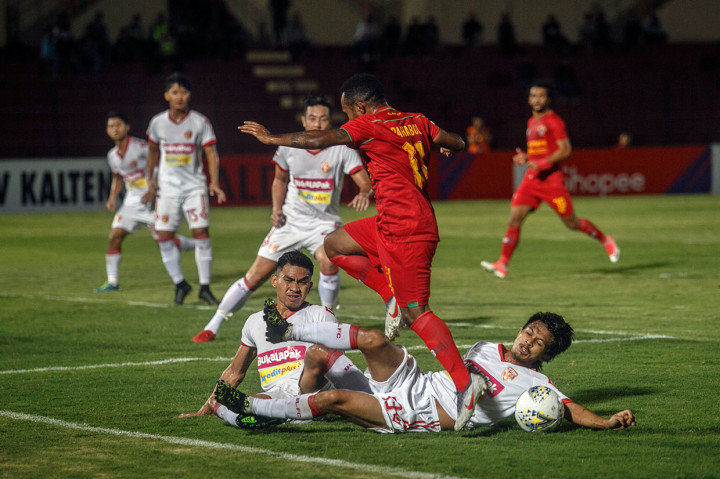 Di Stadion Sultan Agung, Bantul, Yogyakarta, tuan rumah Kalteng Putra dipermalukan Perseru Badak Lampung FC dengan skor tipis 1-0. Gol tunggal pada laga tersebut dicetak Abdulrahman Lestaluhu pada menit 45.