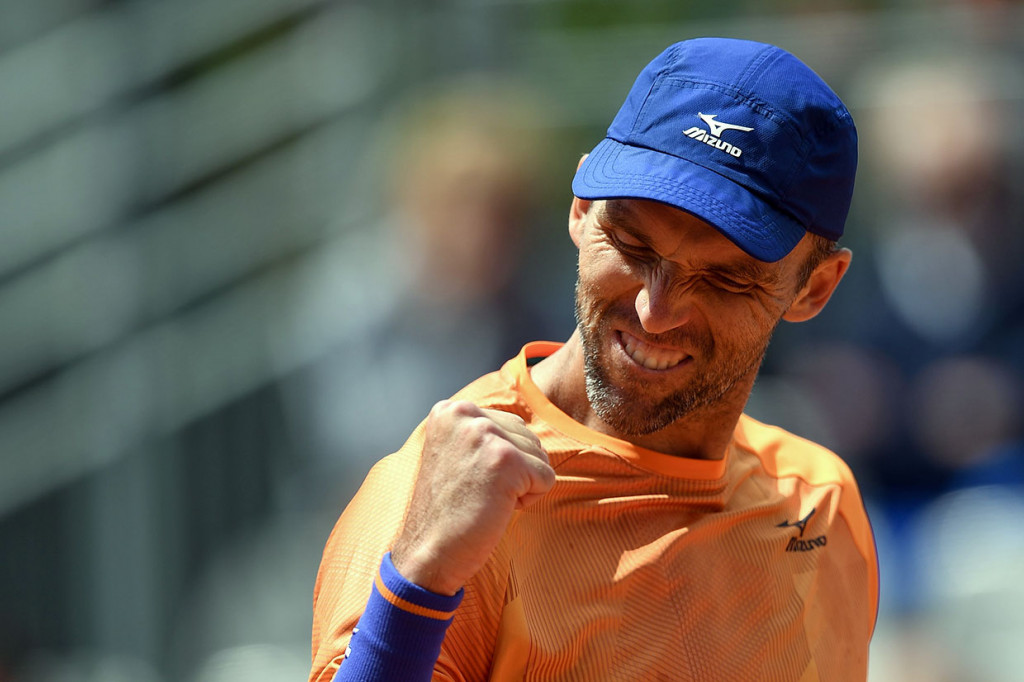 Petenis asal Kroasia Ivo Carlovic meluapkan kegembiraan usai menaklukkan sesama petenis veteran asal Spanyol Feliciano Lopez pada babak pertama Prancis Terbuka, di Roland Garros, Rabu, 29 Mei 2019 WIB.