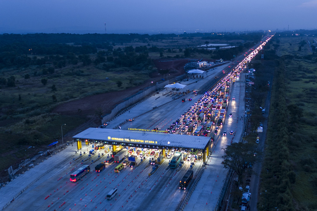 Ratusan kendaraan antre memasuki Gerbang Tol Cikampek Utama, Cikampek, Jawa Barat.