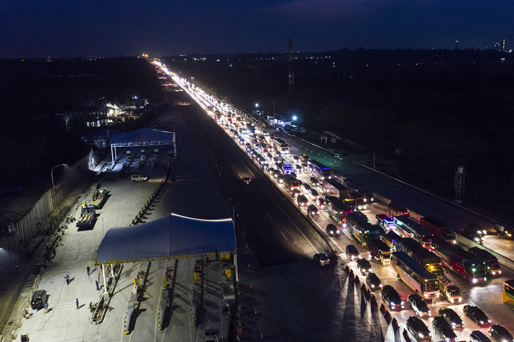 Korlantas Polri memberlakukan kebijakan jalur satu arah (one way) saat arus mudik untuk kendaraan dari Jakarta menuju arah Jawa Tengah yang dimulai dari Km 70 Gerbang Tol Cikampek Utama, Jawa Barat hingga Km 262 ruas Tol Pejagan-Pemalang, Jawa Tengah pada 30 Mei hingga 2 Juni 2019 mulai pukul 08.00 hingga 21.00 WIB.