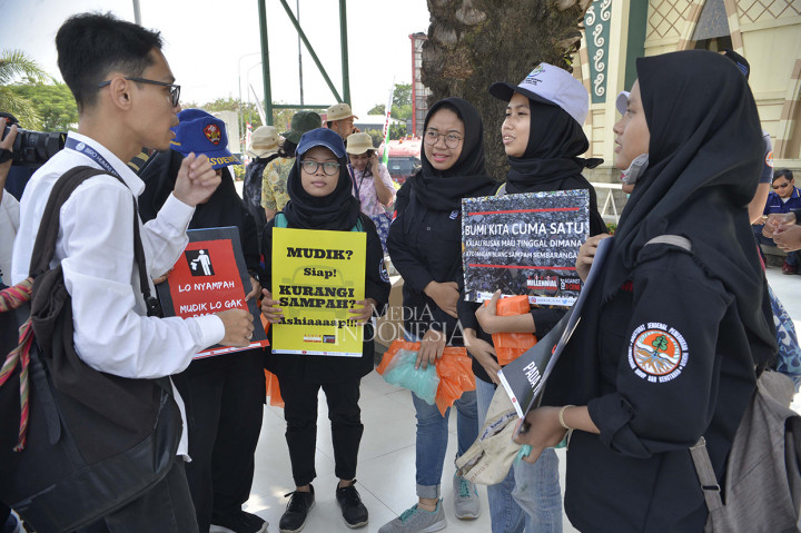 Adik-adik Pramuka yang tergabung dalam relawan Millenial Pengawas Sampah plastik sebelum membagi-bagikan kantong sampah plastik biodegradable yang dapat cepat terurai saat kampnye Mudik Asik Tampa Sampah Plastik di Rest Area KM 19 Tol Jakarta-Cikampek.