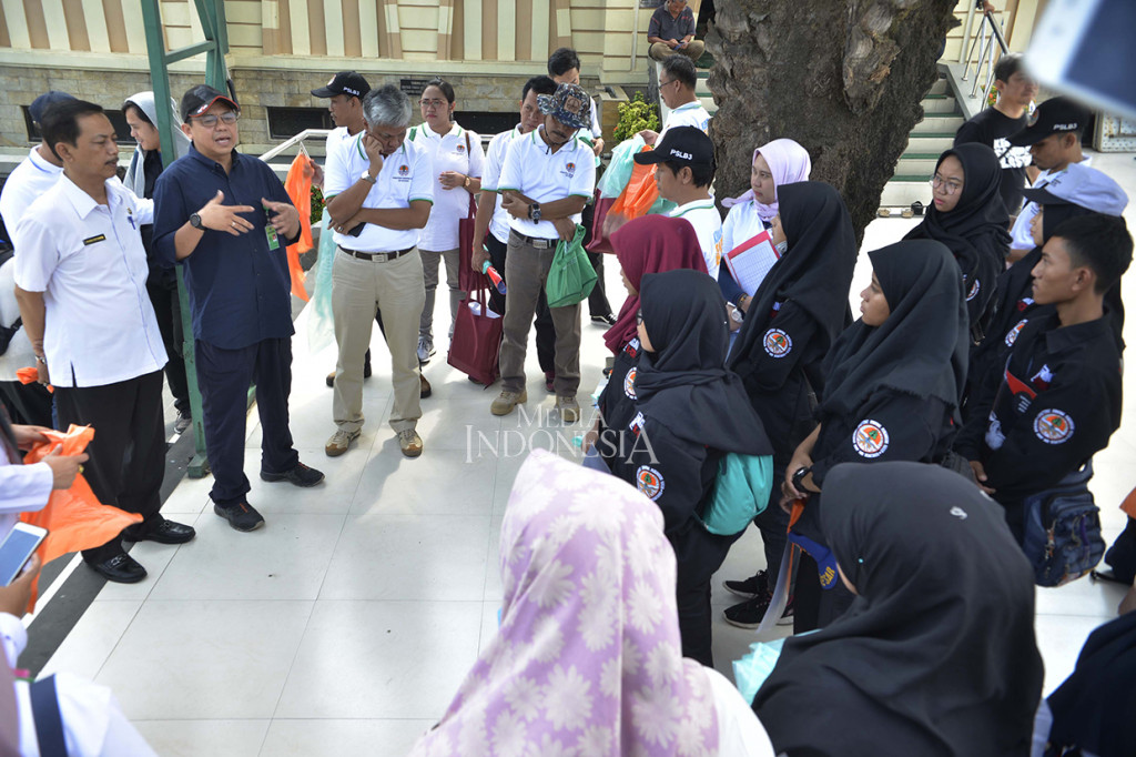 Adik-adik Pramuka yang tergabung dalam relawan Millenial Pengawas Sampah plastik mendapat pengarahan dari Direktur Pengelolaan Sampah Novrizal Tahar (kedua dari kiri) sebelum membagi-bagikan kantong sampah plastik biodegradable yang dapat cepat terurai saat kampnye Mudik Asik Tampa Sampah Plastik di Rest Area KM 19 Tol Jakarta-Cikampek.
