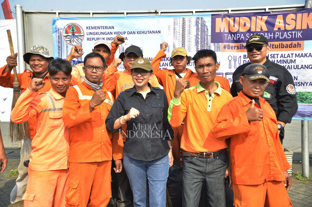 Direktur Jenderal Pengelolaan Sampah, Limbah dan B3 (PSLB3) Rosa Vivien Ratnawat (tengah)i berfotro bersama petugas kebersihan saat kampnye Mudik Asik Tampa Sampah Plastik di Rest Area KM 19 Tol Jakarta-Cikampek.