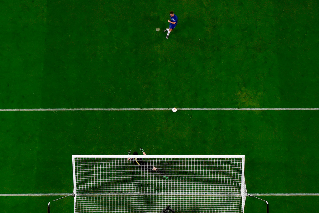 Empat menit kemudian Chelsea mendapat hadiah penalti setelah Giroud dilanggar Ainsley Maitland-Niles. Hazard yang maju jadi eksekutor sukses menjalankan tugasnya dengan mengecoh Petr Cech. 3-0 untuk Chelsea.