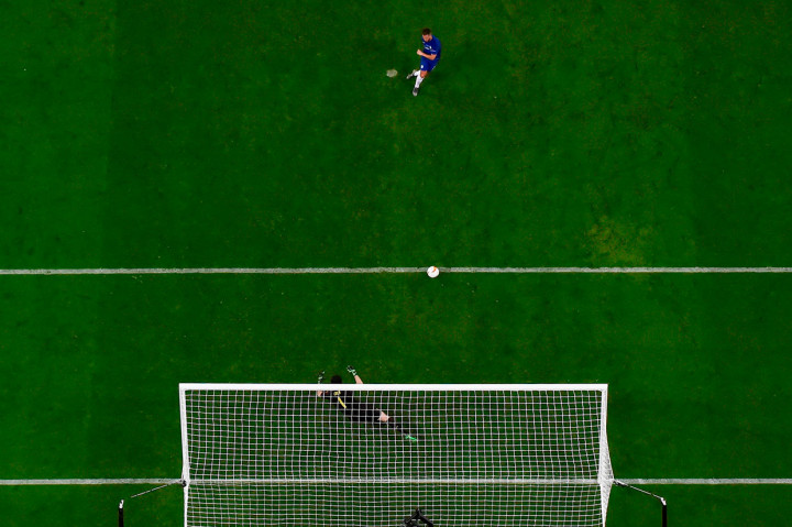 Empat menit kemudian Chelsea mendapat hadiah penalti setelah Giroud dilanggar Ainsley Maitland-Niles. Hazard yang maju jadi eksekutor sukses menjalankan tugasnya dengan mengecoh Petr Cech. 3-0 untuk Chelsea.