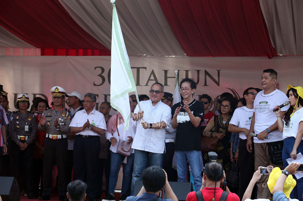 Direktur Sido Muncul Irwan Hidayat (kanan) bersama Direktur Utama Metro TV Suryopratomo melepas bus mudik gratis Sido Muncul di Taman Mini Indonesia Indah, Jakarta, Kamis, 30 Mei 2019.