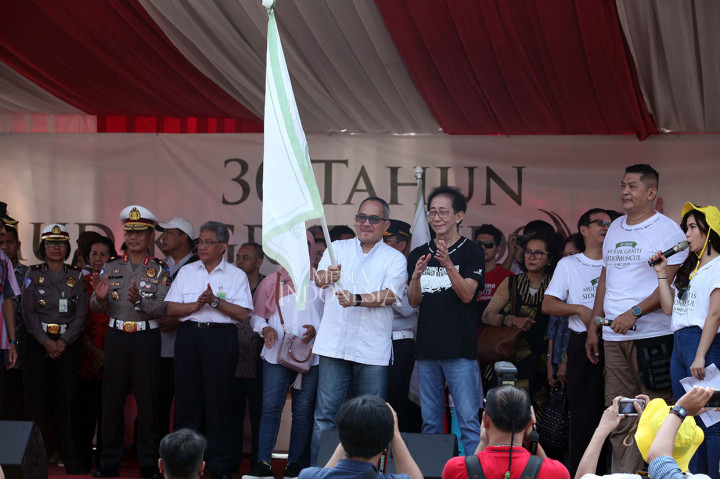 Direktur Sido Muncul Irwan Hidayat (kanan) bersama Direktur Utama Metro TV Suryopratomo melepas bus mudik gratis Sido Muncul di Taman Mini Indonesia Indah, Jakarta, Kamis, 30 Mei 2019.