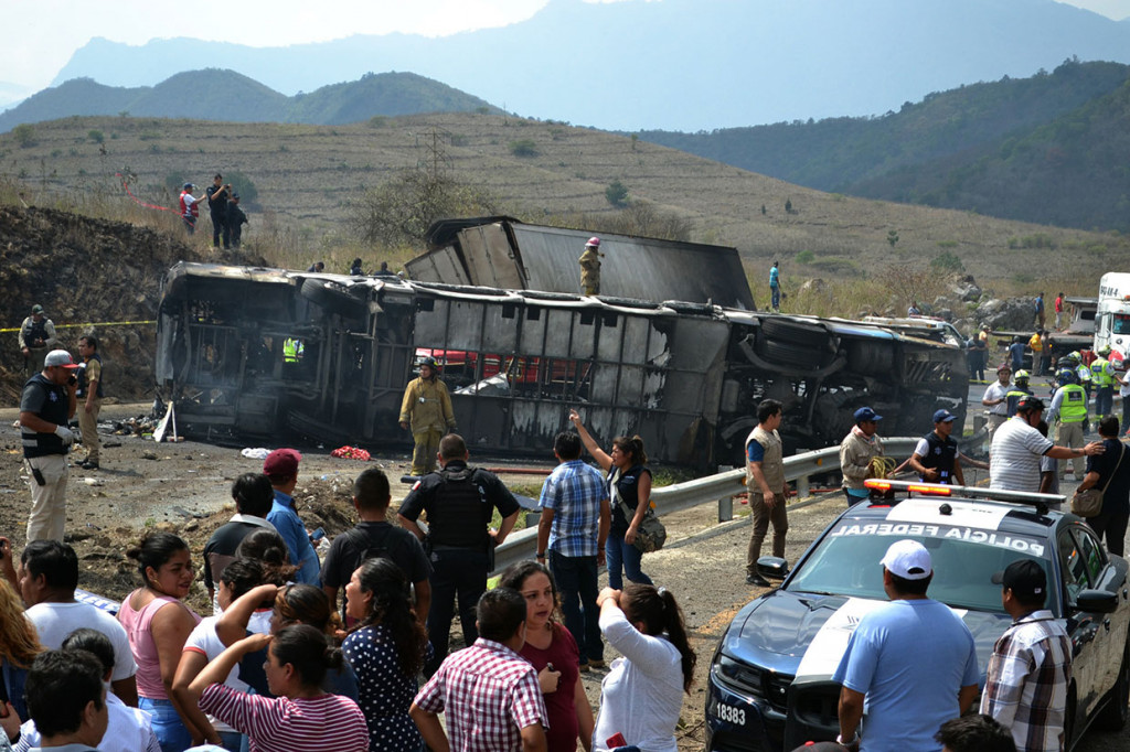 Pihak berwenang menambahkan, kedua kendaraan itu mengarah ke barat saat bertabrakan di wilayah pegunungan di Cumbres de Maltrata. Baik bus dan truk itu habis terbakar.