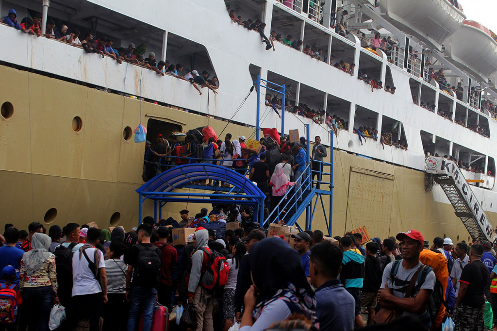 Pemudik tujuan Pelabuhan Bau-bau (Sulawesi Tenggara) dan Makassar (Sulawesi Selatan) naik ke atas KM Ciremai yang akan berangkat dari Pelabuhan Yos Sudarso Ambon, Maluku, Kamis, 30 Mei 2019. Antara Foto/Izaac Mulyawan
