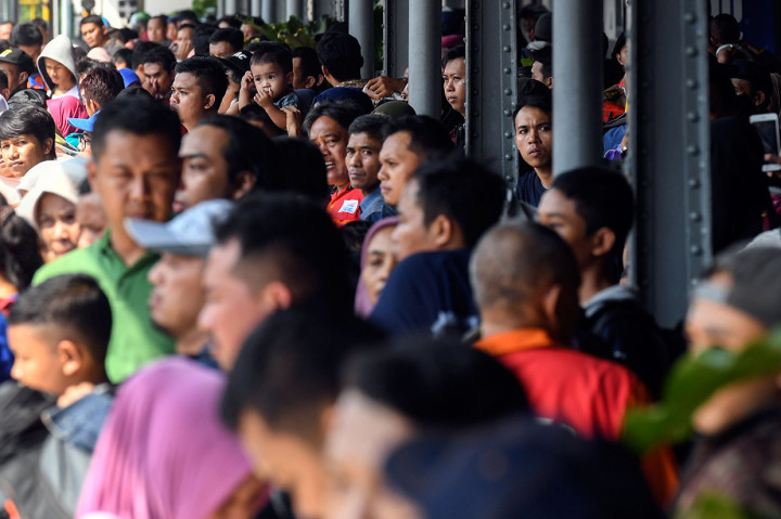 Ribuan calon penumpang menunggu kedatangan kereta api di Stasiun Pasar Senen, Jakarta, Kamis, 30 Mei 2019. Antara Foto/Hafidz Mubarak A