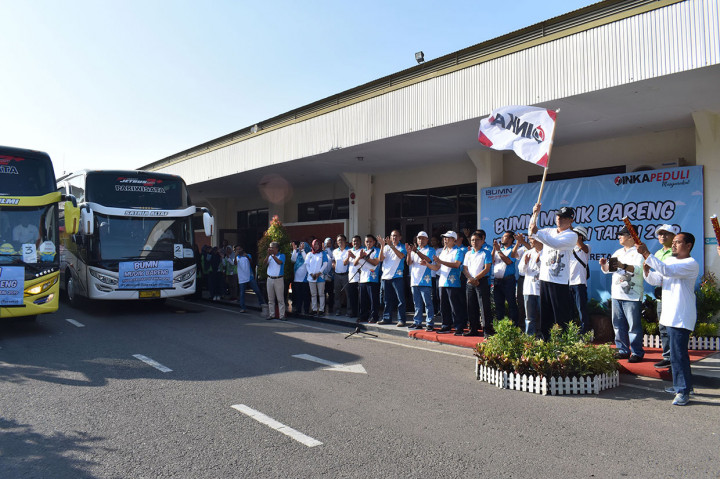 Direktur Utama PT Industri Kereta Api (Inka) Budi Noviantoro (keempat kanan) memberangkatkan bus mudik gratis program BUMN Mudik Bareng 2019 di halaman PT Inka Madiun, Jawa Timur, Kamis, 30 Mei 2019. Antara Foto/Siswo Widodo
