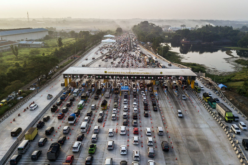 Kendaraan antre memasuki Gerbang Tol Cikampek Utama 1, Cikampek, Jawa Barat, Kamis, 30 Mei 2019. Gerbang Tol Cikampek Utama arah Jawa Barat terpantau padat, Kamis pagi. MI/Ramdani