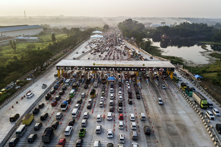 Kendaraan antre memasuki Gerbang Tol Cikampek Utama 1, Cikampek, Jawa Barat, Kamis, 30 Mei 2019. Gerbang Tol Cikampek Utama arah Jawa Barat terpantau padat, Kamis pagi. MI/Ramdani