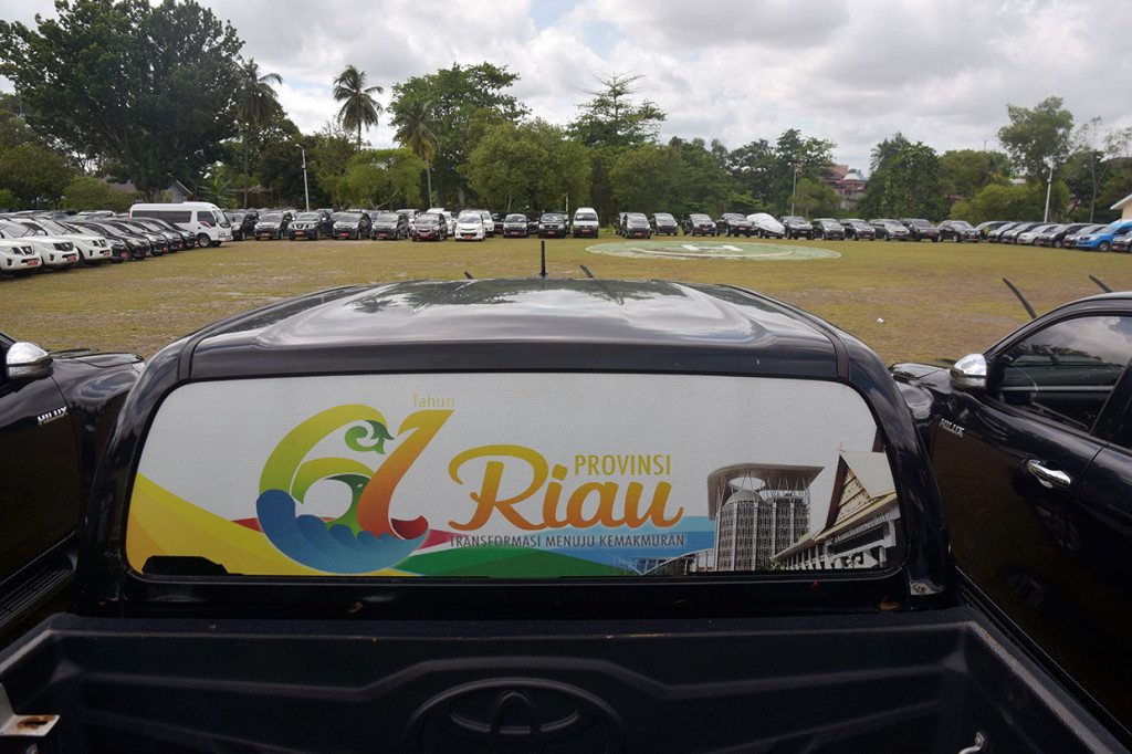 Deretan mobil dinas Pemprov Riau berada di penampungan sementara di kompleks rumah dinas Gubernur Riau di Kota Pekanbaru, Riau, Kamis, 30 Mei 2019. 
