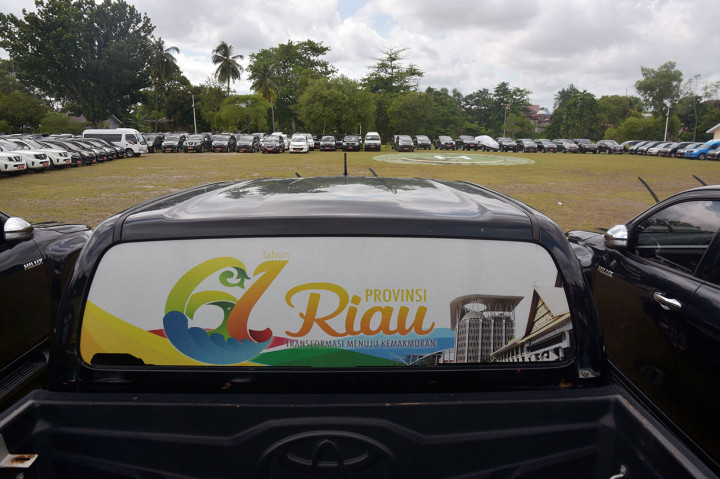 Deretan mobil dinas Pemprov Riau berada di penampungan sementara di kompleks rumah dinas Gubernur Riau di Kota Pekanbaru, Riau, Kamis, 30 Mei 2019. 