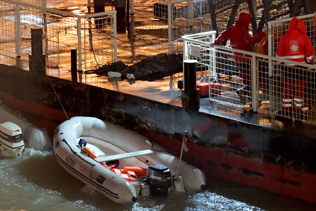Jenazah salah satu korban tenggelamnya kapal wisata ditutupi plastik hitam di Sungai Danube dekat National Theatre, Budapest, Hongaria, Rabu, 29 Mei 2019 waktu setempat.
