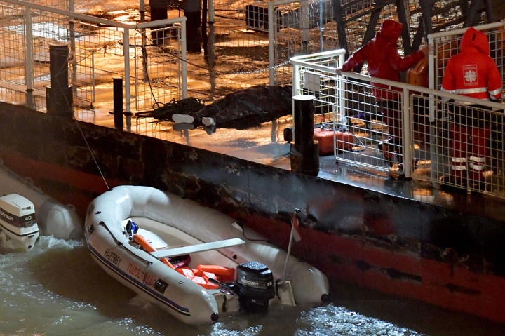 Jenazah salah satu korban tenggelamnya kapal wisata ditutupi plastik hitam di Sungai Danube dekat National Theatre, Budapest, Hongaria, Rabu, 29 Mei 2019 waktu setempat.