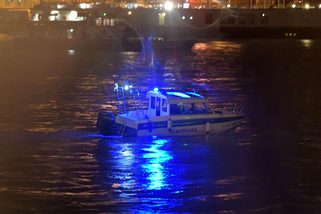 Sedikitnya tujuh wisatawan asal Korsel tewas dan 11 lainnya hilang setelah perahu wisata yang mereka tumpangi terbalik dan tenggelam di Sungai Danube saat air meluap. Saat kecelakaan kapal membawa 33 warga Korsel, tujuh di antaraya berhasil diselamatkan.