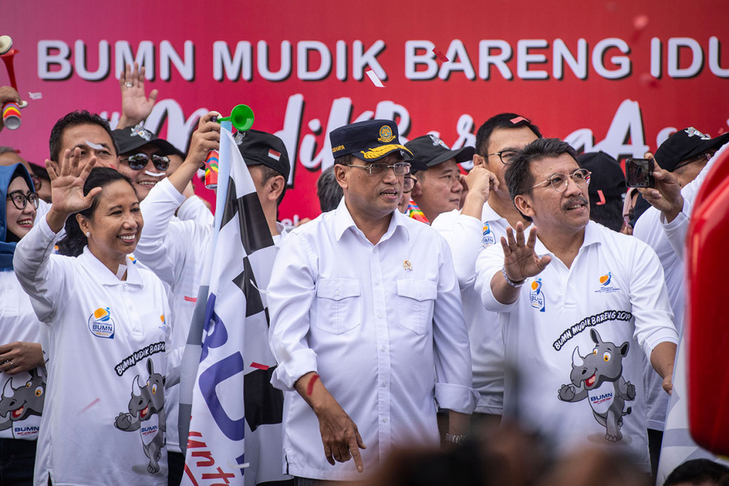 Menteri BUMN Rini Soemarno (kiri), Menteri Perhubungan Budi Karya Sumadi (tengah) dan Ketua Satgas Mudik Bareng BUMN 2019 Budi Rahardjo (kanan) melepas keberangkatan bus dalam acara BUMN Mudik Bareng Idul Fitri 1440 H Tahun 2019 di kawasan Gelora Bung Karno, Jakarta, Kamis, 30 Mei 2019. Antara Foto/Aprillio Akbar