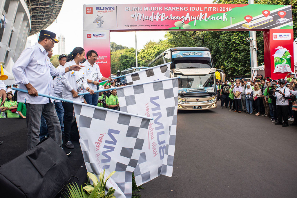 Kementerian BUMN kembali menggelar acara mudik bareng yang diikuti oleh 104 BUMN dengan menggunakan moda transportasi bus, kereta api, kapal laut, dan pesawat. Antara Foto/Aprillio Akbar