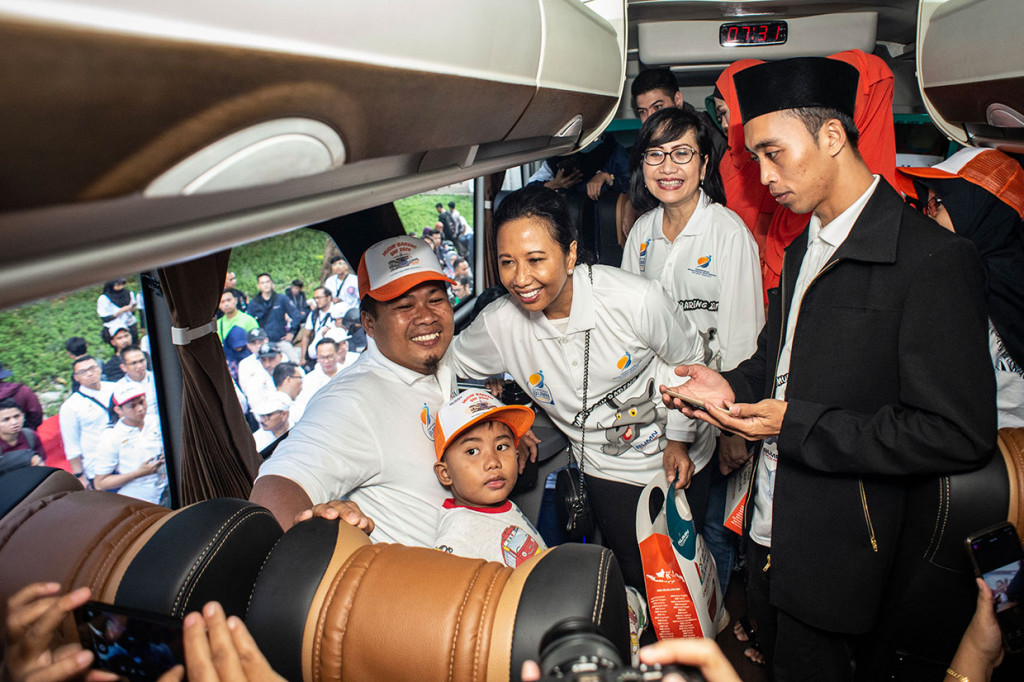 BUMN Mudik Bareng 2019 dengan tagline 'Mudik Bareng Asik Lancar' tersebut mengalami peningkatan sebesar 22,69 persen di banding tahun sebelumnya dengan memberangkatkan 250.474 pemudik ke berbagai kota di Pulau Jawa dan luar Jawa. Antara Foto/Aprillio Akbar