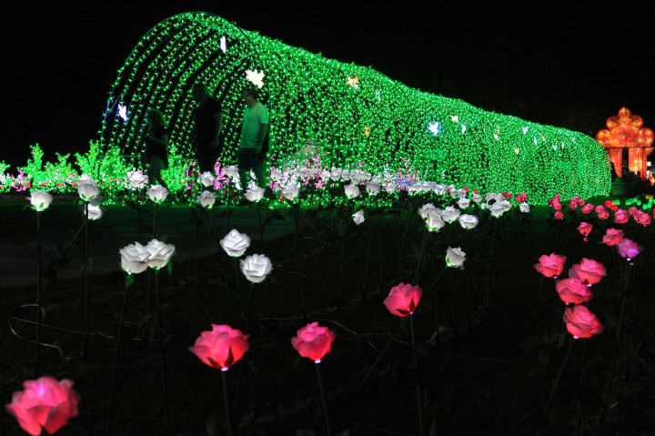 Wisatawan mengunjungi Nusa Dua Light Festival 2019 di Badung, Bali.