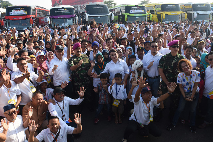 Direktur SDM dan Umum PT Perusahaan Gas Negara (PGN) Desima Equalita Siahaan (tengah) didampingi Asisten Pembinaan Potensi Korps Marinir Kolonel (Mar) Baedhowi (keempat kiri) berfoto bersama peserta mudik sebelum melepas keberangkatan pada acara 