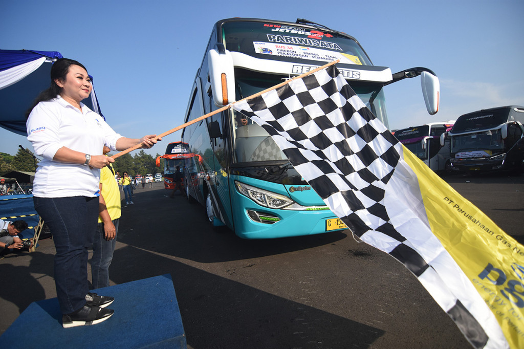 Direktur SDM dan Umum PT Perusahaan Gas Negara (PGN) Desima Equalita Siahaan (kiri) melepas keberangkatan peserta mudik pada acara 