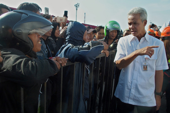 Gubernur Jateng Ganjar Pranowo (kanan) berbincang dengan sejumlah pemudik bersepeda motor dari Jakarta yang baru tiba dengan menumpang KM Dobonsolo, di Pelabuhan Tanjung Emas Semarang, Jawa Tengah.