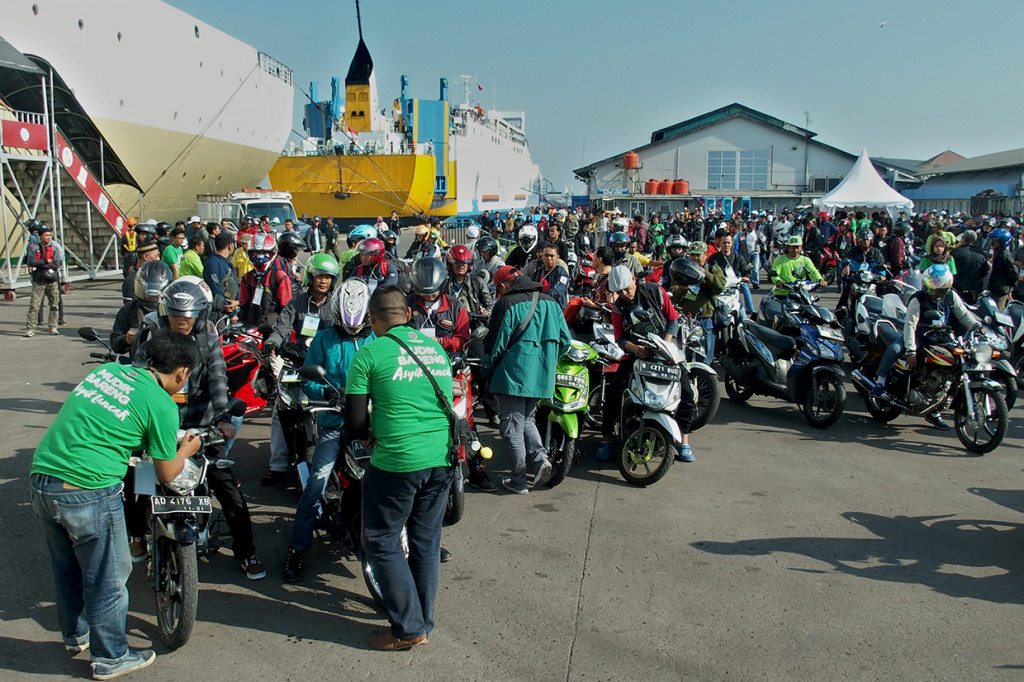 Mudik gratis dengan kapal laut tersebut digelar oleh Kementerain Perhubungan menggunakan KM Dobonsolo yang mengangkut sekitar 1.000 sepeda motor dan 2.200 pemudik dengan tujuan berbagai kota di Jawa Tengah.