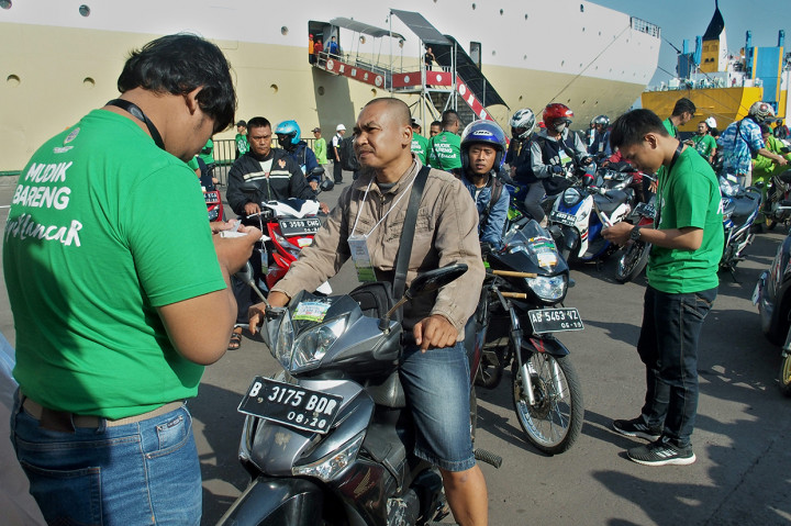 Petugas memeriksa kelengkapan surat kendaraan para pemudik bersepeda motor dari Jakarta yang baru tiba dengan menumpang KM Dobonsolo, di Pelabuhan Tanjung Emas Semarang, Jawa Tengah.