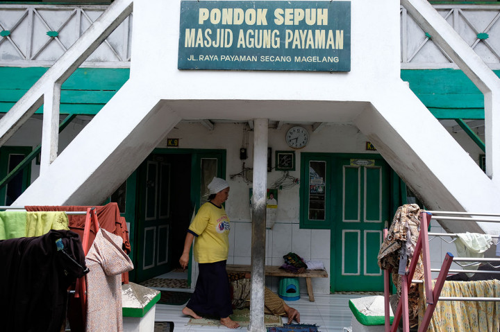 Di pondok khusus untuk para lansia tersebut semua santrinya berumur di atas 60 tahun. Ada beberapa remaja yang mendaftar tetapi ditolak oleh pengasuh karena dikhawatirkan mengganggu para lansia dalam beribadah.