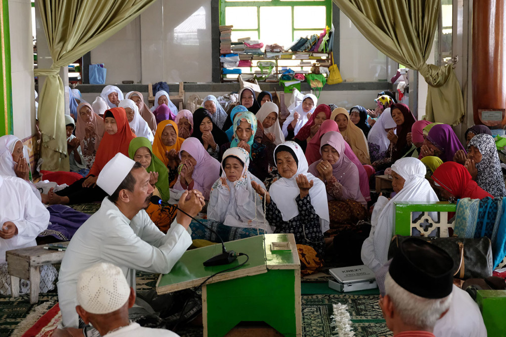 Para santri itu didominasi oleh kaum perempuan, dari 300 peserta hanya sekitar 40 laki-laki. 