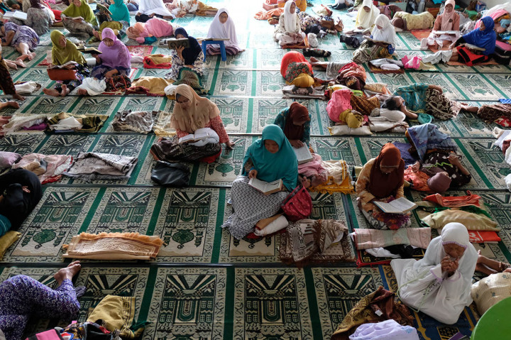 Untuk biaya, setiap santri ditarik iuran Rp50.000 per orang sebagai pengganti biaya listrik dan air. Untuk keperluan makan, para santri bisa memasak atau membeli makanan sendiri.