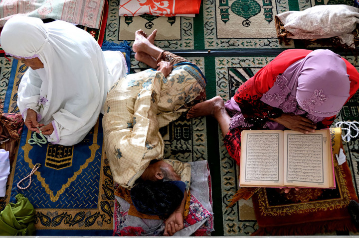 Di luar kegiatan mendengarkan pengajian, membaca Al Quran sangat dianjurkan untuk mengisi waktu luang. Bagi kaum perempuan yang belum lancar membaca, ada guru pembimbingnya.