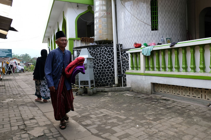 Setiap memasuki bulan Ramadhan, Ratusan orang lanjut usia (lansia) datang dari berbagai daerah untuk mondok menjadi santri sepuh atau santri tua di Masjid Agung Payaman di Dusun Kauman, Desa Payaman, Secang, Magelang.