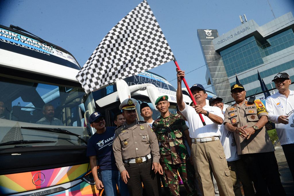 Direktur Utama PT Asabri (Persero), Sonny Widjaja (tengah) berbincang dengan pemudik sebelum diberangkatkan menggunakan bus di Kantor Pusat Asabri, Jakarta. 