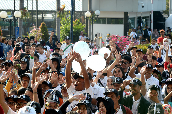 Para pemudik antusias sebelum diberangkatkan menggunakan bus di Kantor Pusat Asabri, Jakarta.