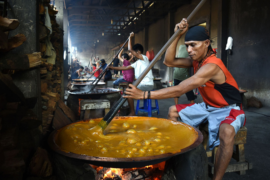 Sejumlah produsen setempat meningkatkan produksi dodol Betawi sekitar sepuluh kali lipat sejak awal Ramadhan karena lonjakan permintaan konsumen menjelang Lebaran.