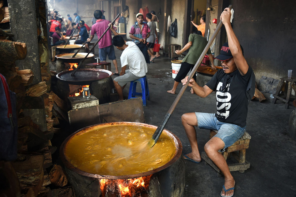 Dodol betawi tersebut dijual Rp10.000-Rp90.000 per kemasan.
