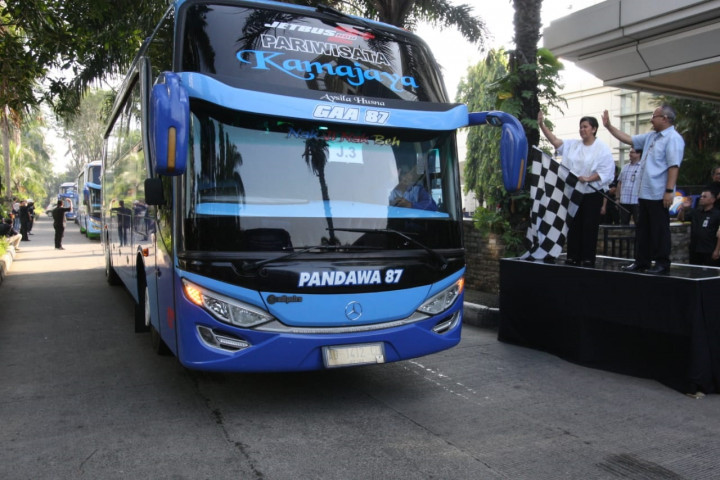 Deputy Chairman Media Group Lestari R Moerdijat dan Presiden Direktur PT Media Televisi Indonesia (Metro TV) Suryopratomo melepas rombongan mudik gratis Media Group di Kantor Metro TV, Jakarta.
