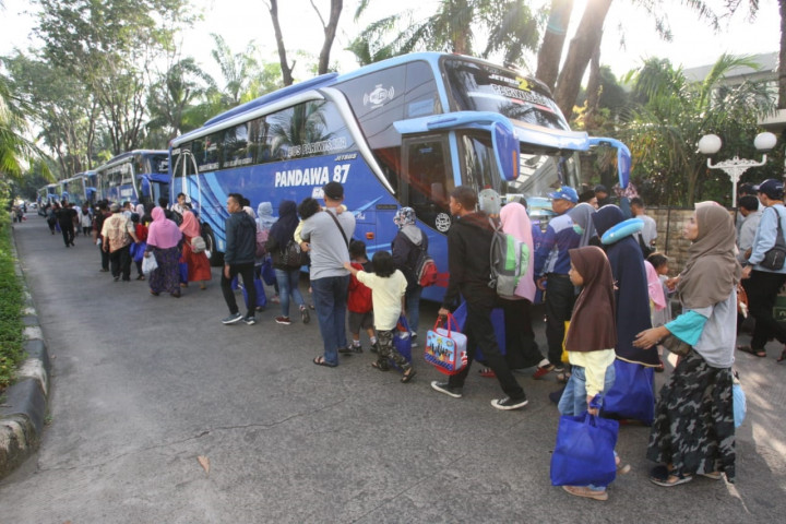 Enam bus yang disediakan Media Group akan berangkat ke tiga daerah. Ada Yogyakarta, Solo dan Surabaya. Rinciannya, Jakarta-Yogyakarta tiga bus, Jakarta-Solo dua bus dan Jakarta-Surabaya satu bus.