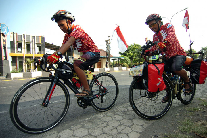 Dua pemudik sepeda asal Tanggerang tersebut membutuhkan waktu tempuh sekitar enam hari menuju Magelang dan Surabaya. Antara Foto/Oky Lukmansyah