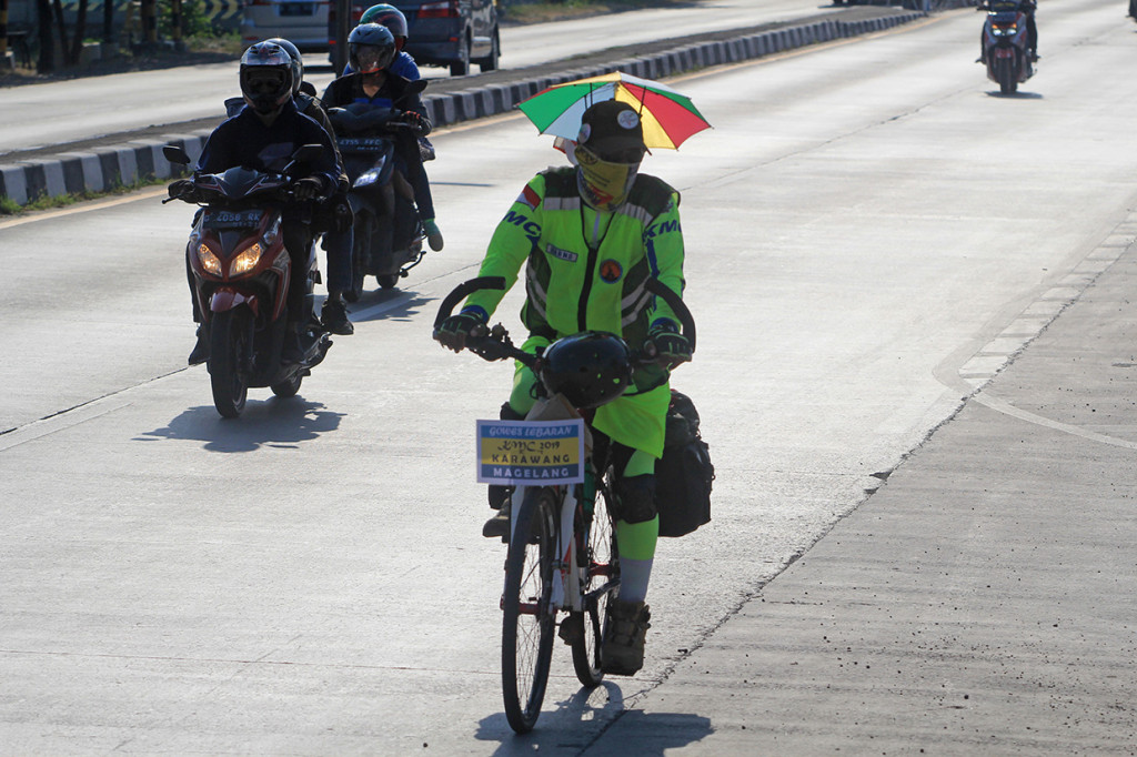 Bukan hanya Goetheng dan anaknya, saat ini banyak juga pemudik yang menggunakan sepeda menuju kampung halamannya. Antara Foto/Dedhez Anggara