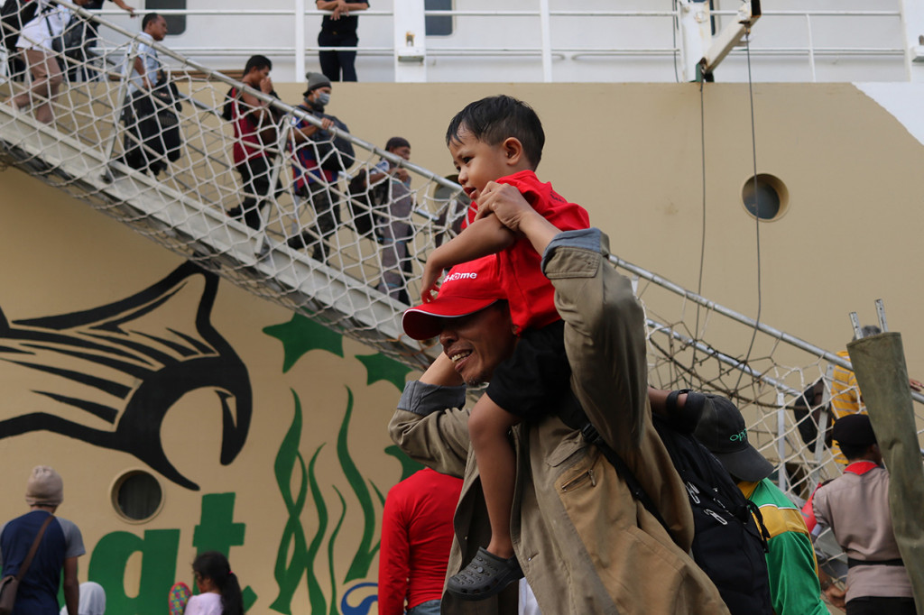 Jelang lebaran, kaum urban berbondong-bondong kembali ke kampung halaman dengan berbagai macam moda transportasi, mulai laut, darat hingga udara. Antara Foto/Didik Suhartono