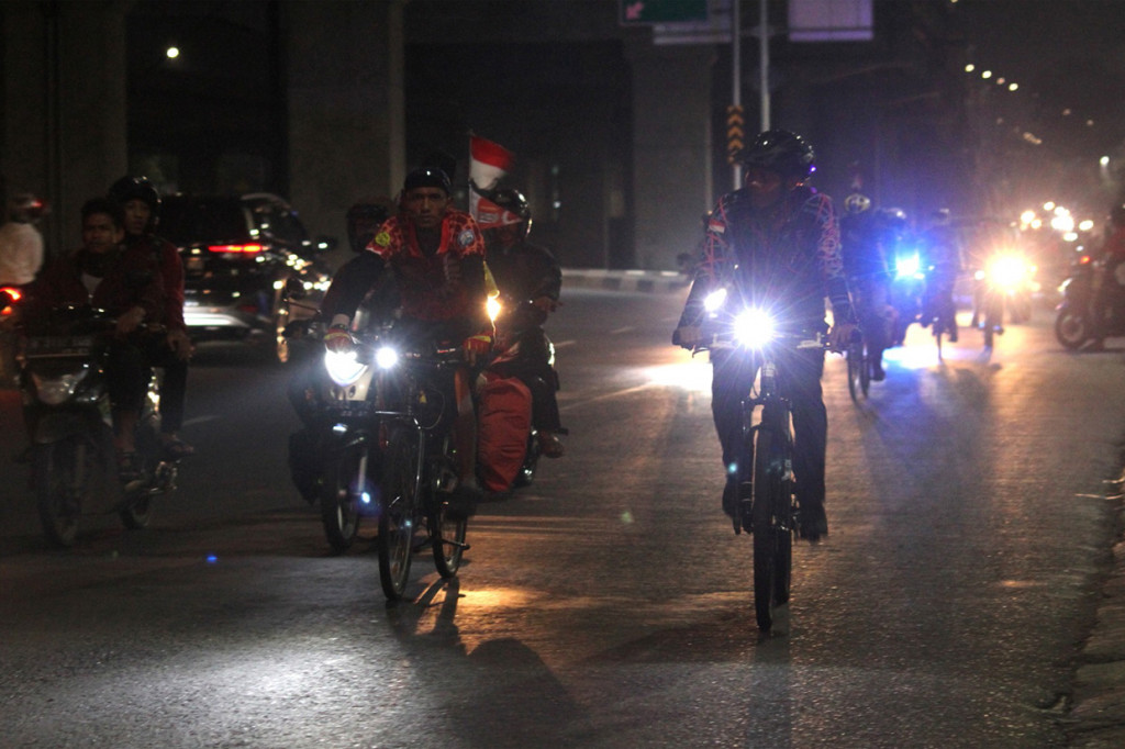 Selain menggunakan transportasi umum, ada juga yang gowes menuju kampung halaman. Para pegiat hobi bersepeda memilih mudik dengan sepeda dengan tujuan daerah Jawa Barat, Jawa Tengah hingga Jawa Timur. Antara Foto/Risky Andrianto
