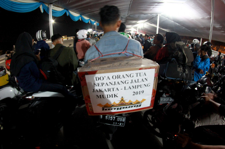 Sejumlah pemudik menuliskan kalimat-kalimat unik di belakang barang bawaan mereka. Antara Foto/Dziki Oktomauliyadi